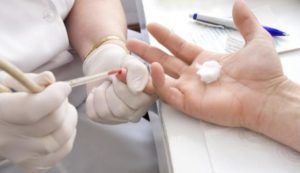 При симптомах стоматита врач назначает сдачу крови на анализ