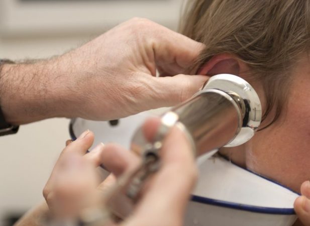 Промывание ушей фурацелином, должен проводить обязательно лечащий врач