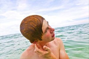 Один из способов избавиться от воды в ухе - наклонив голову в нужную сторону и попрыгать на одной ноге